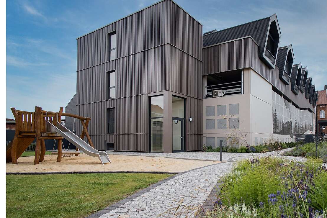 Tiny Seitenansicht mit Spielplatz
