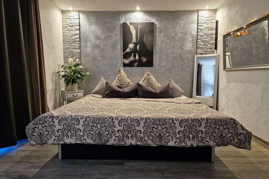 Spiegelzimmer mit Schwarzlicht Spiegelzimmer mit Schwarzlicht