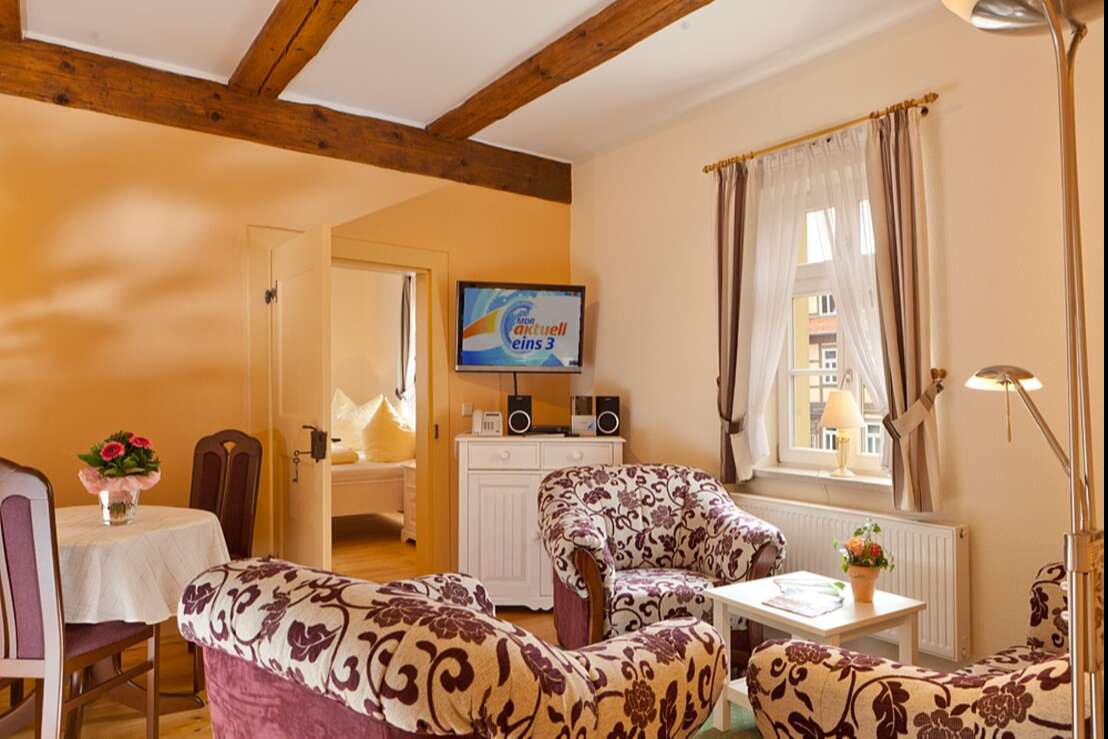 gemütliches Wohnzimmer mit Blick auf die Altstadt