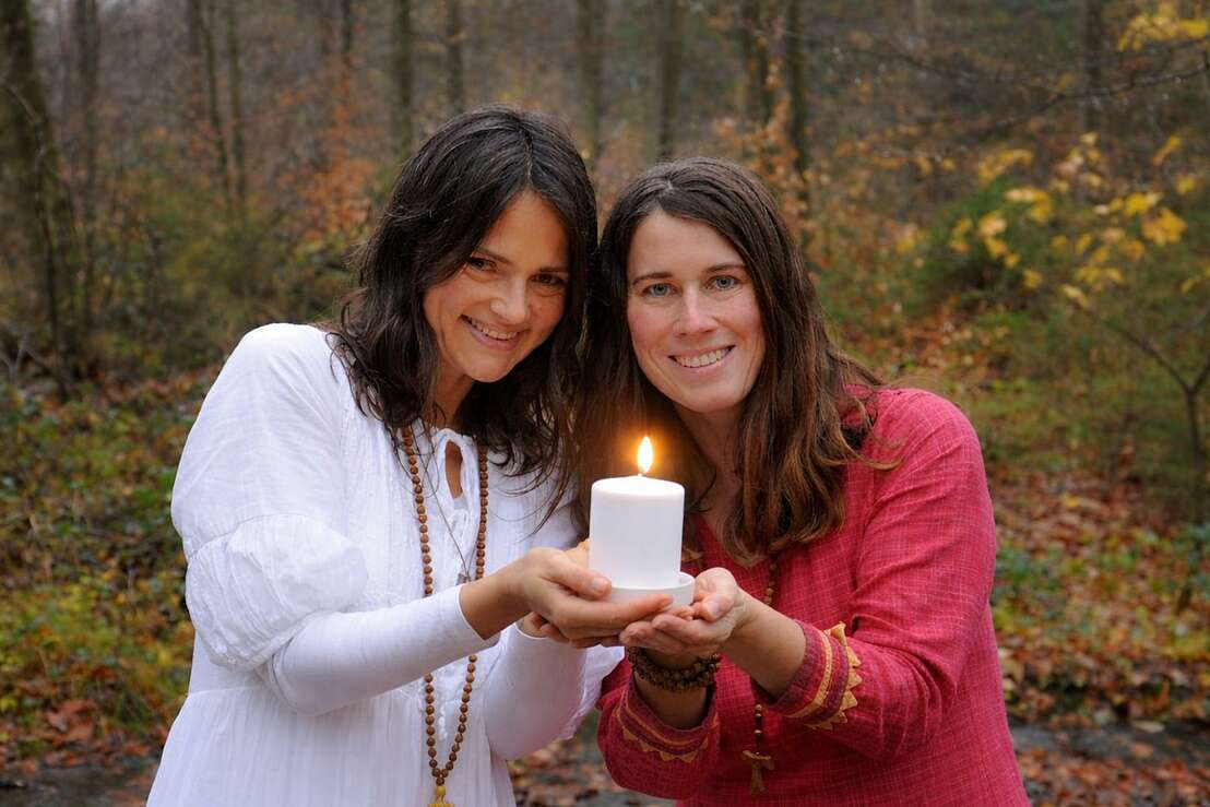 Satyadevi und Yogita eröffnen dir mystische Tore in der Natur Satyadevi und Yogita eröffnen dir mystische Tore in der Natur