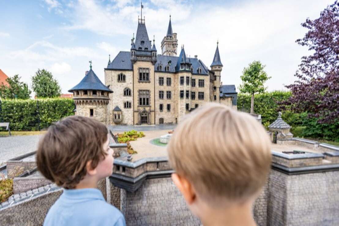 Vor dem Miniatur-Schloss