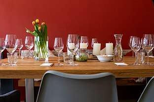 Weinprobe im Wohnzimmer