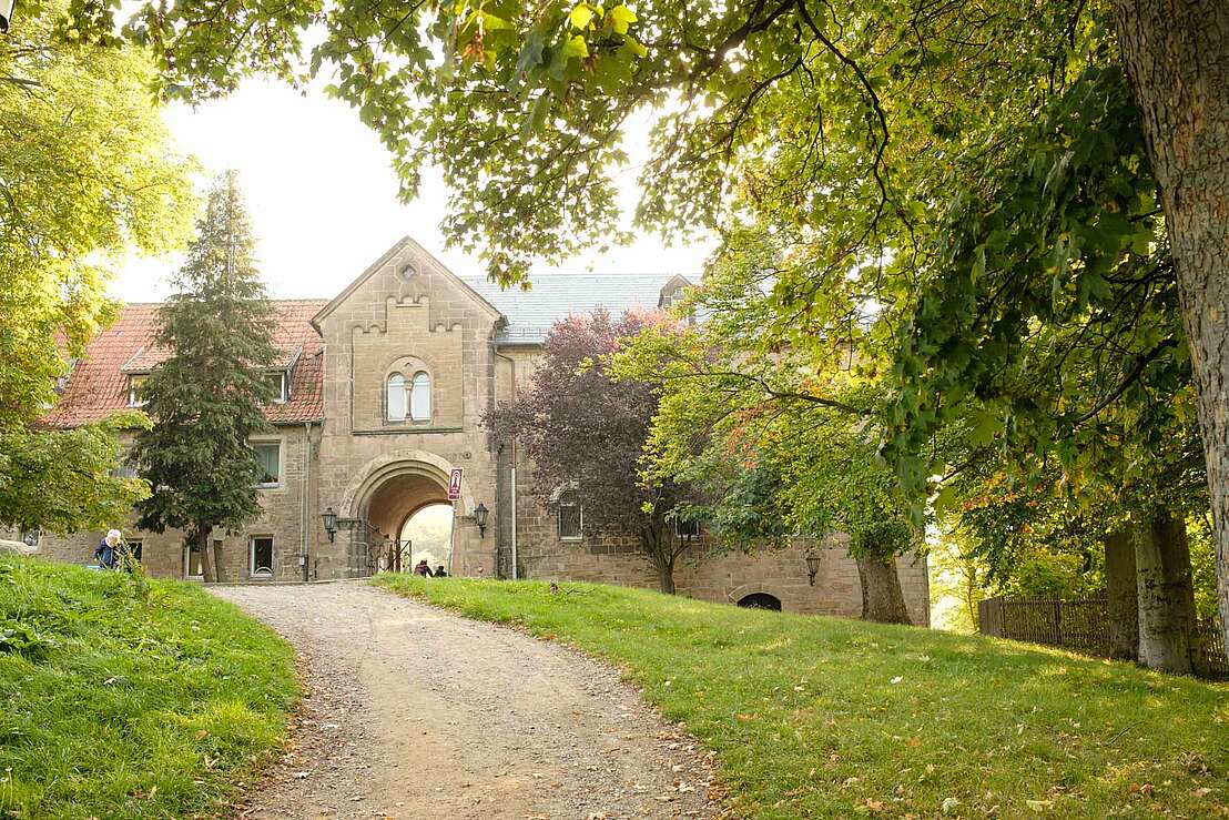 Straße der Romanik - Torbogen zur Klosteranlage