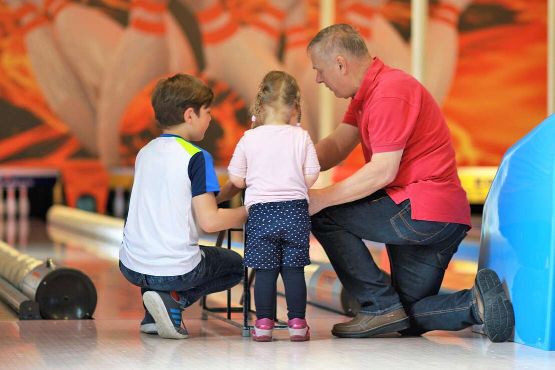 Kinder mit Opa