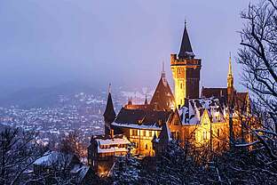 Schlossbeleuchtung an einem Winterabend