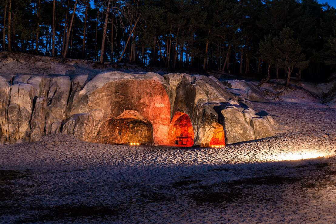 Sandsteinhöhlen beleuchtet