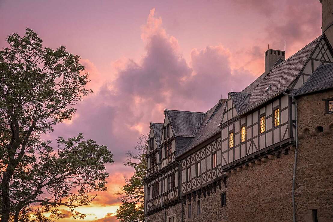Dramatischer Abendhimmel über der Burg