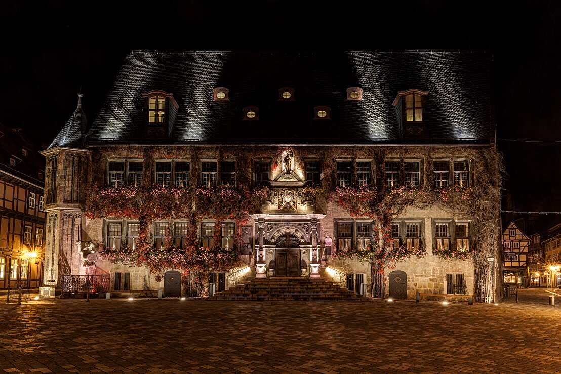 Rathausfassade bei Nacht