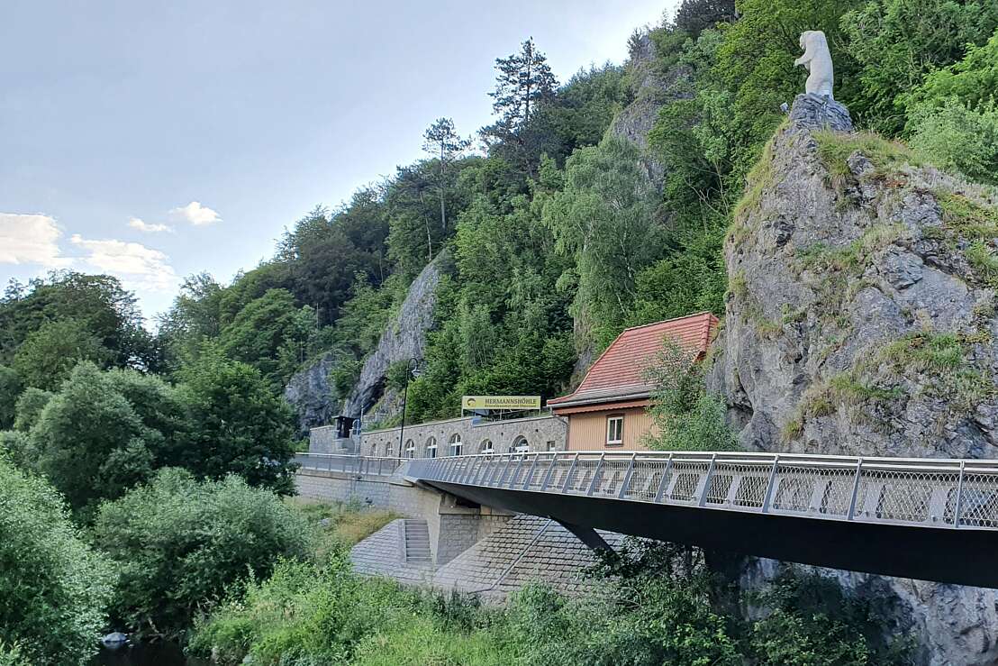 Blick auf den Eingang der Hermannshöhle