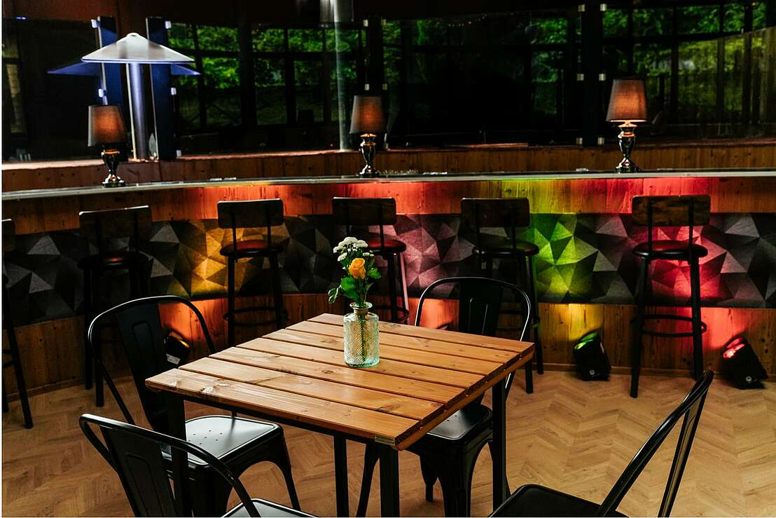 Stehtisch mit Dekoration im Eventsaal