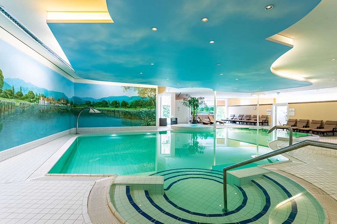 Poollandschaft mit Liegestühlen