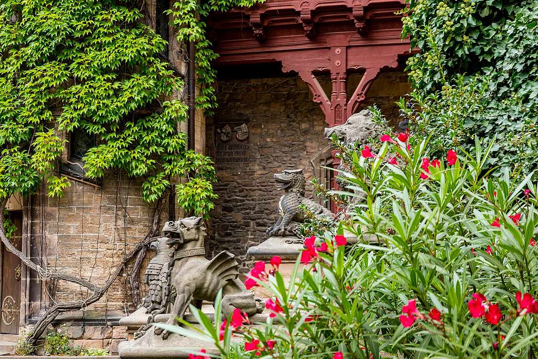 Vier Gargoyles bewachen die Treppe zum Turm