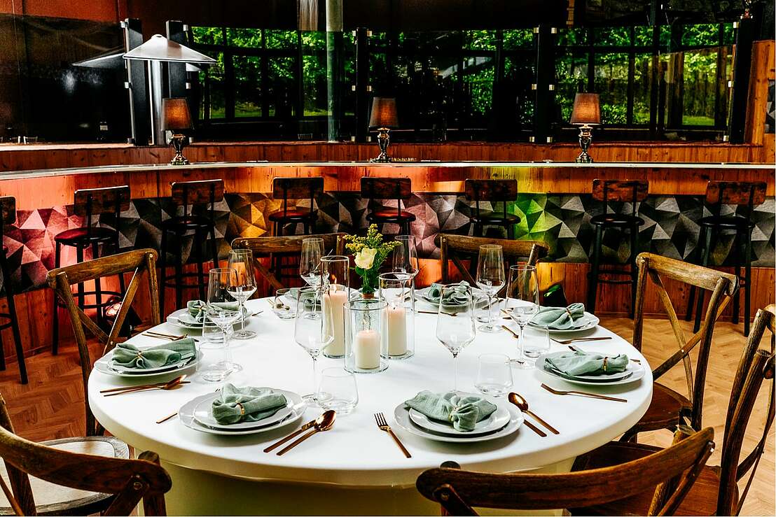 Auswahl der Bestuhlung und Inspiration für die Tischdekoration im Theos