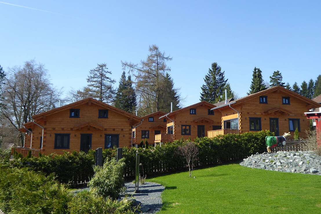 6 von 8 Blockhäusern, unsere größeren Chalets stehen 500 Meter entfernt