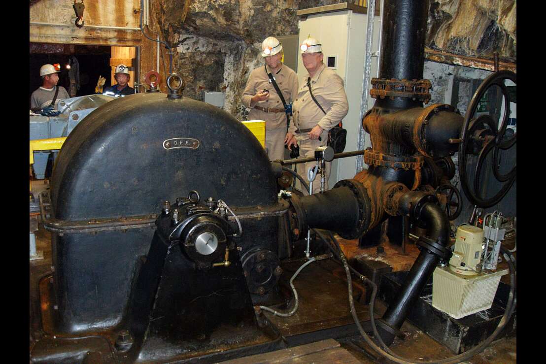 Kavernenkraftwerk "Sieberstollen", Grube Samson, 190 Meter unter Tage. Turbine und Schieber im Vordergrund stammen noch aus dem Jahre 1912