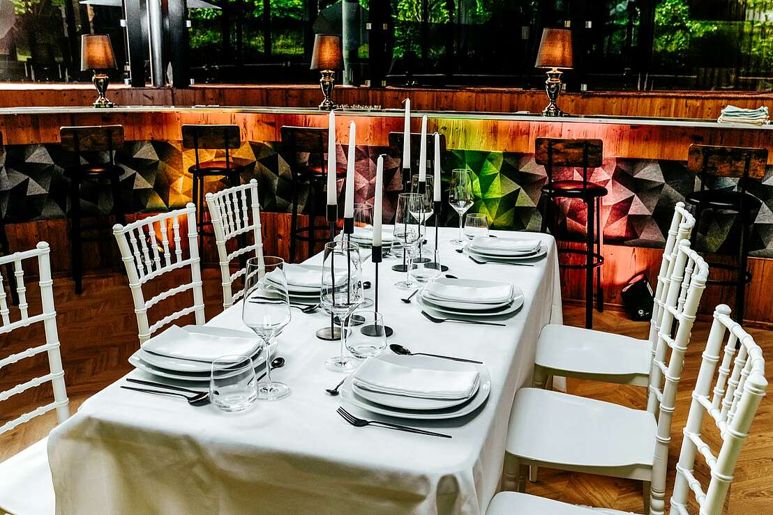 Auswahl der Bestuhlung und Inspiration für die Tischdekoration im Eventsaal