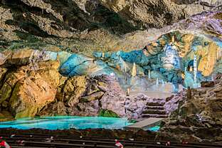 Blick über den Wolfgangsee auf die untertägige Naturbühne im Goethesaal der Baumannshöhle.