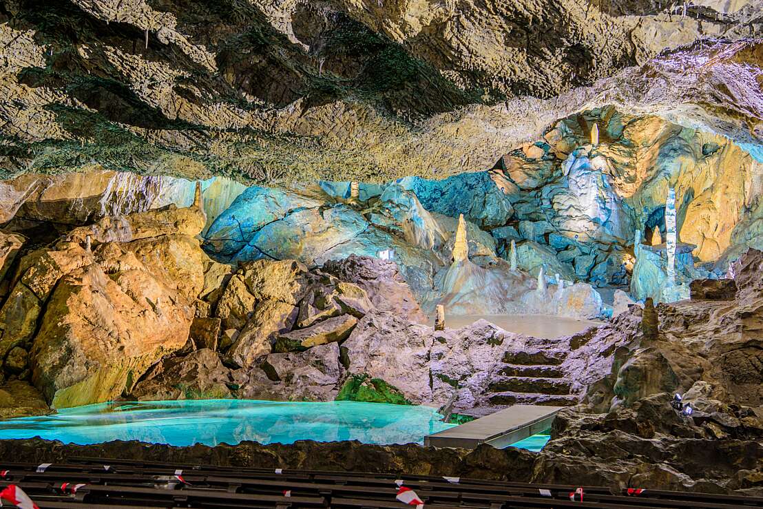 Blick über den Wolfgangsee auf die untertägige Naturbühne im Goethesaal der Baumannshöhle.