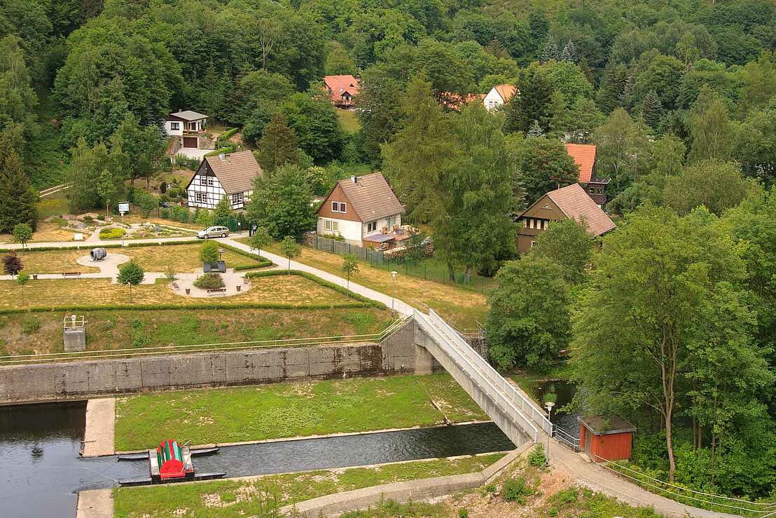 Maschinenpark unter der Staumauer