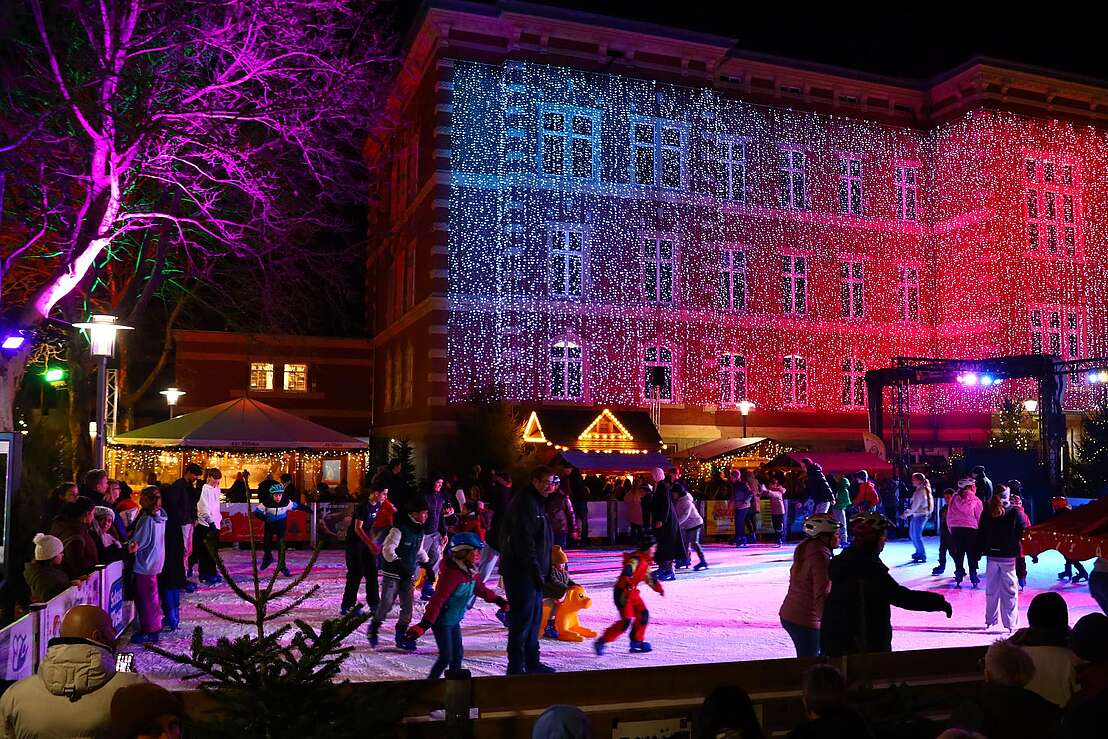 Eisbahn vor dem Jacobson-Haus Eisbahn vor dem Jacobson-Haus