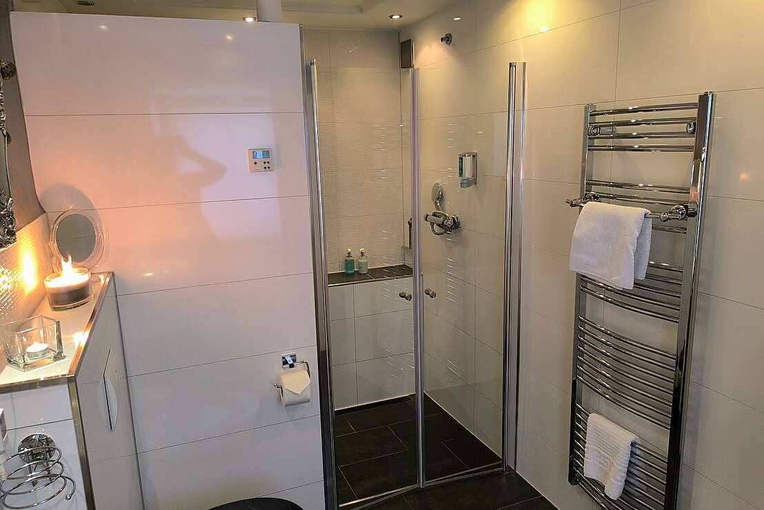 Badezimmer mit Dusche für zwei Badezimmer mit Dusche für zwei