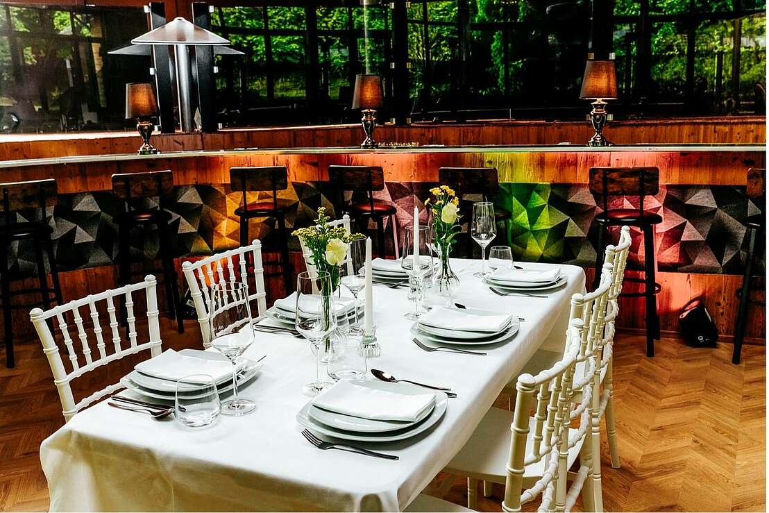 Auswahl der Bestuhlung und Inspiration für die Tischdekoration im Saal