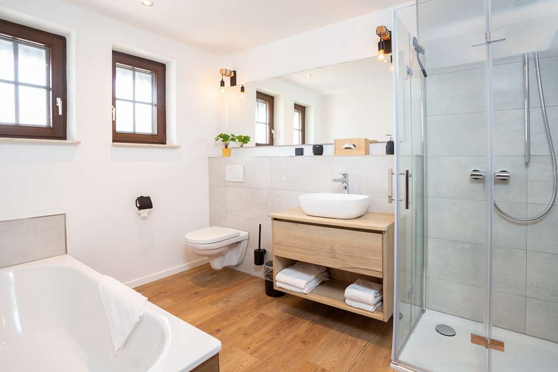 Badezimmer mit Dusche und Badewanne Studio 5