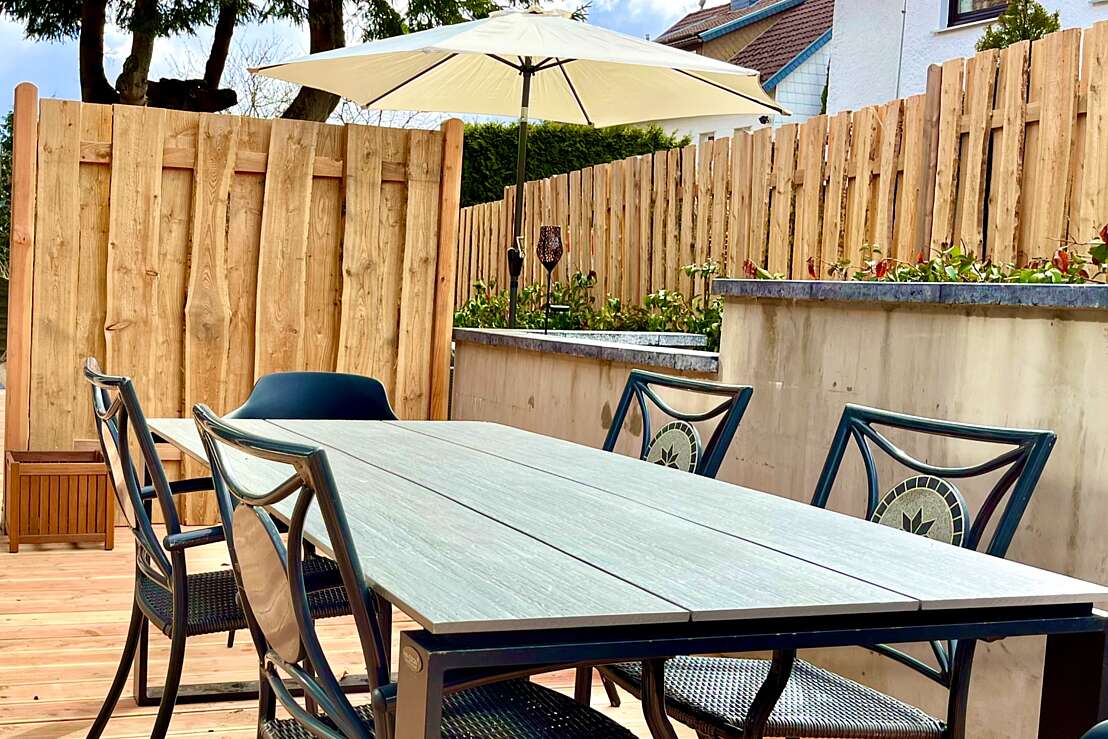 App 8 - Terrasse mit großem Tisch