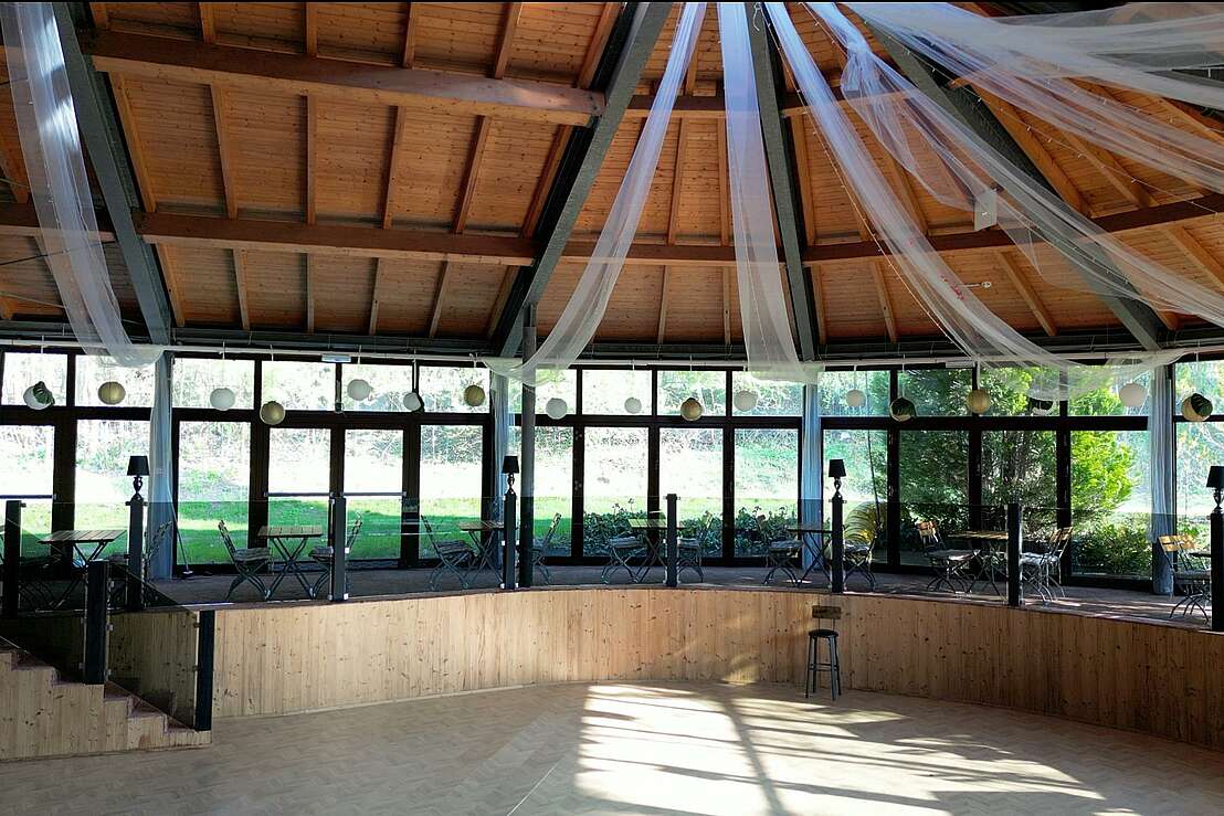 Theos Eventsaal bei Tageslicht