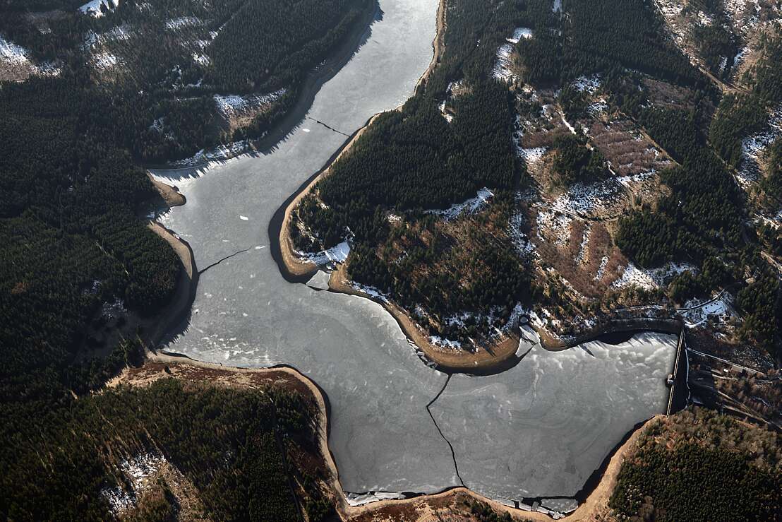 Eckertalsperre mit Eisdecke im Winter