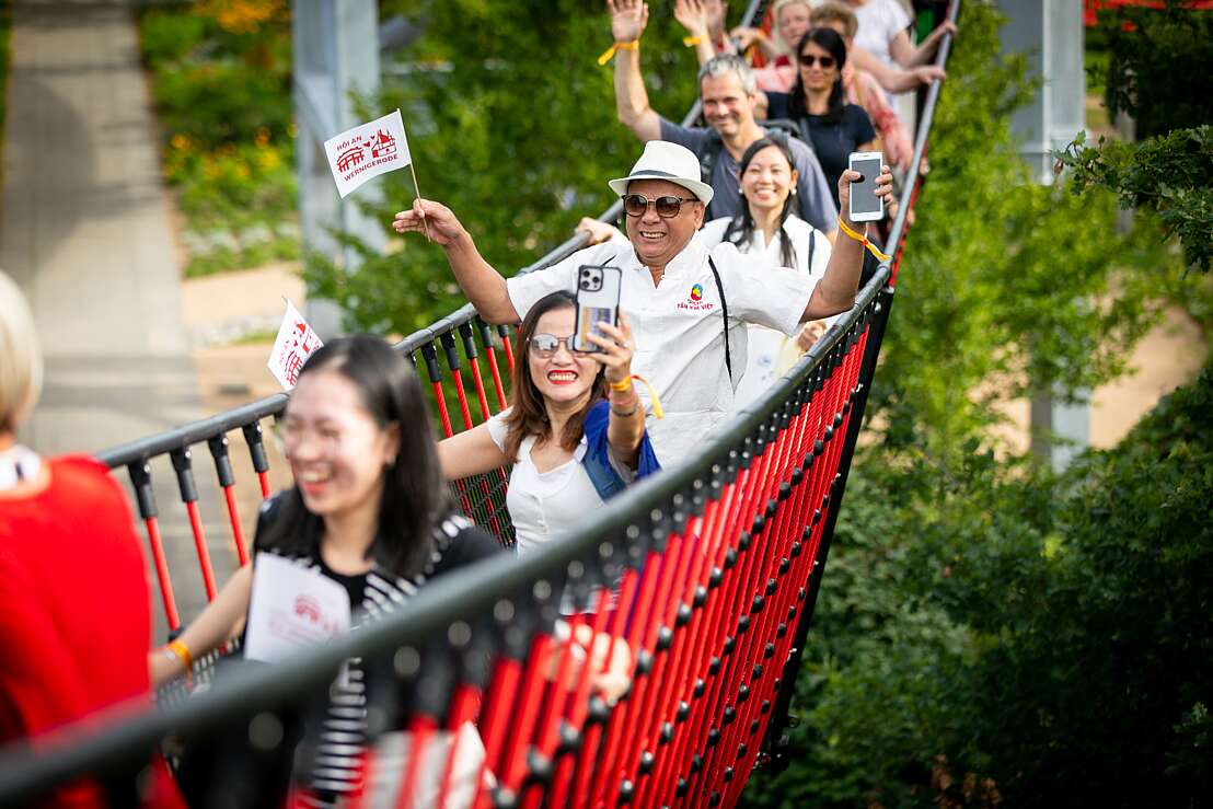 Die neue Erlebnisturmanlage mit den Aussichtstürmen, Hängebrücken und Rutschen sorgt für Action.