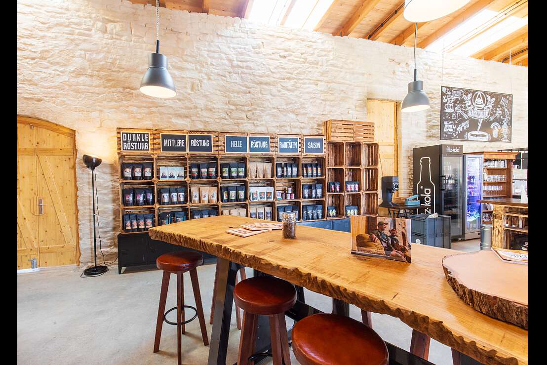 Längster Verkostungstisch Deutschlands mit Kaffeewand