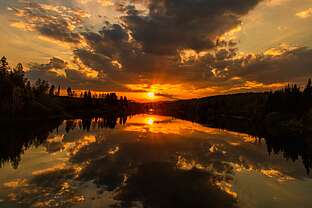 Dramatischer Abendhimmel über der Talsperre Königshütte