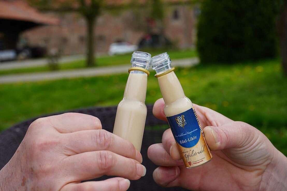 Anstoßen mit einem Likör der Klosterbrennerei Wöltingerode