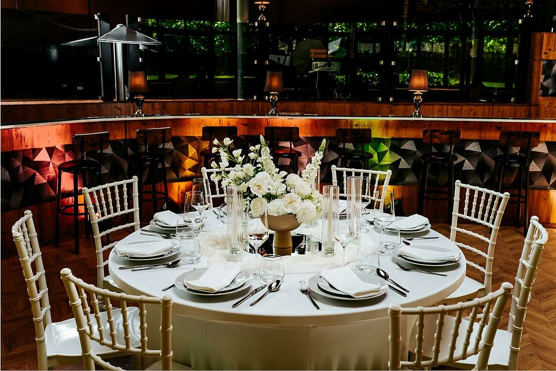 Auswahl der Bestuhlung und Inspiration für die Tischdekoration im Theos