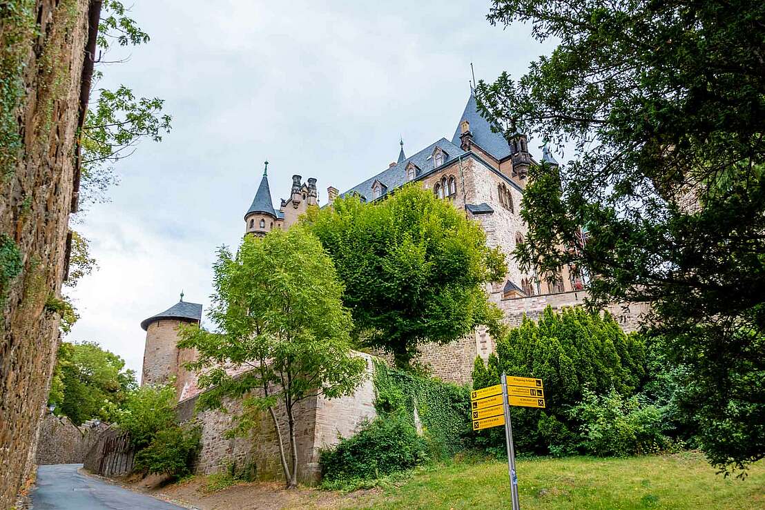 Wegweiser vor dem Schloss