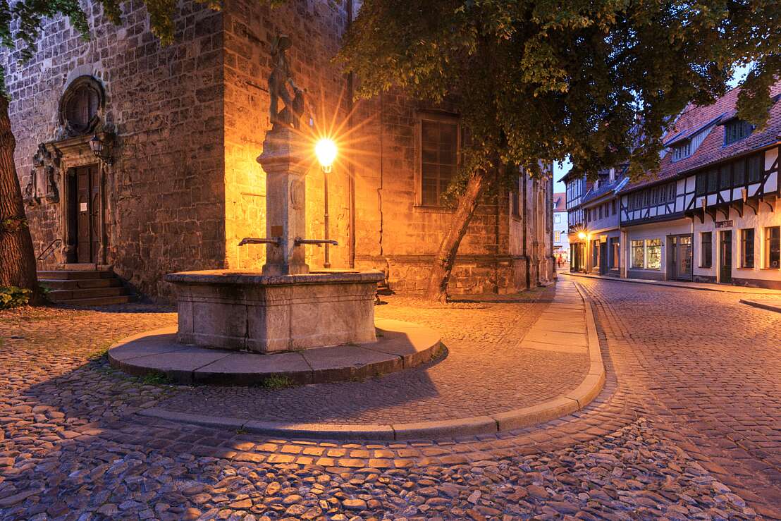 Abendszene am Brunnen vor der Blasikirche