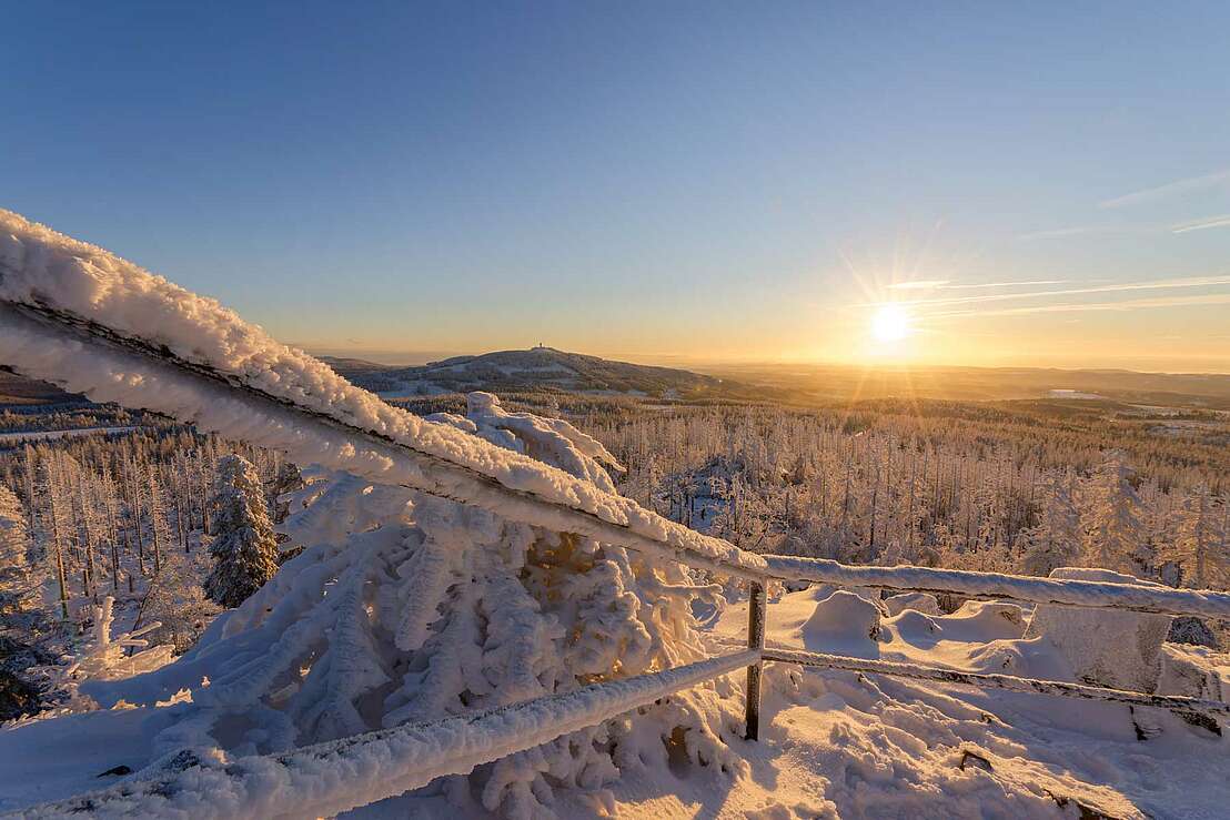 Sonnenaufgang auf der Achtermannshöhe im Nationalpark Harz - Blick zum Wurmberg