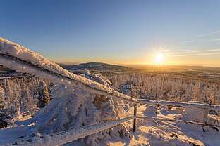 Sonnenaufgang auf der Achtermannshöhe im Nationalpark Harz - Blick zum Wurmberg