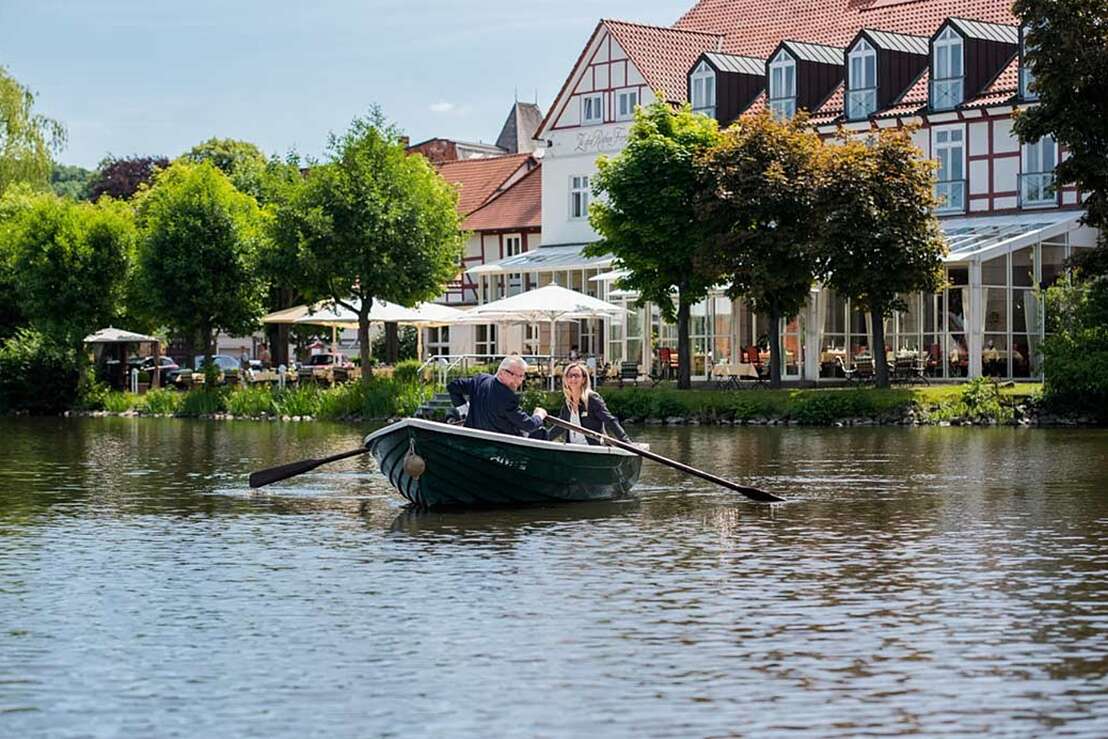 Blick vom See auf das Hotel 