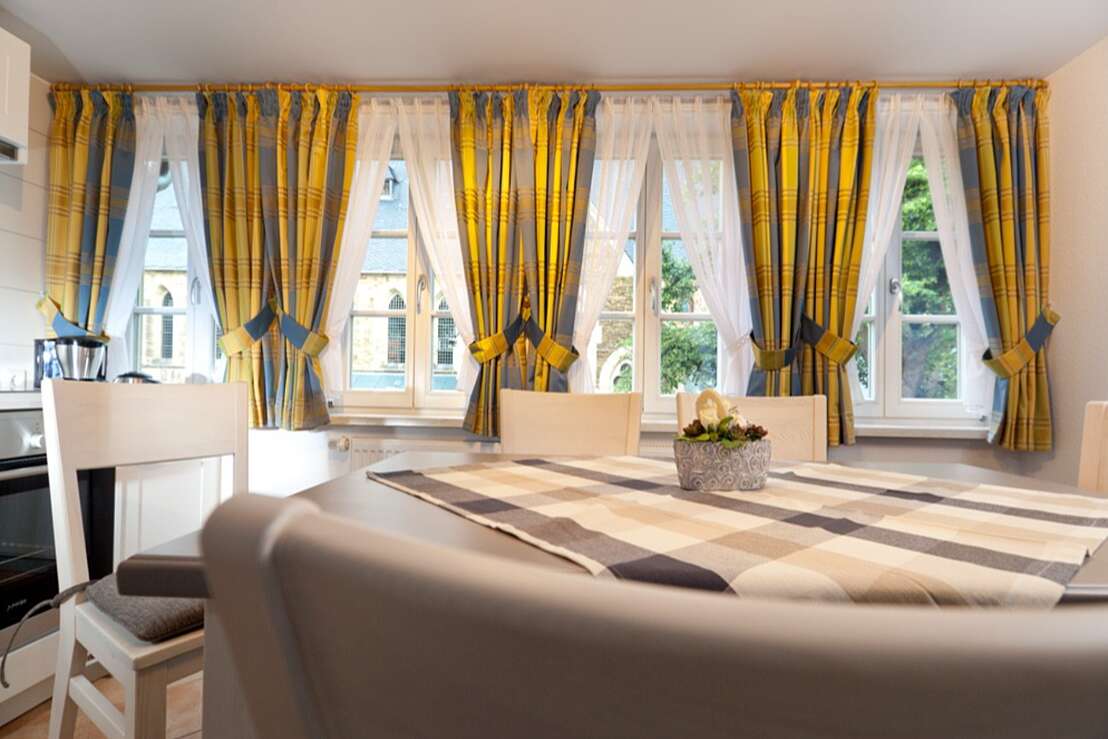 hier sitzt man gut mit romantischem Blick zur Kirche