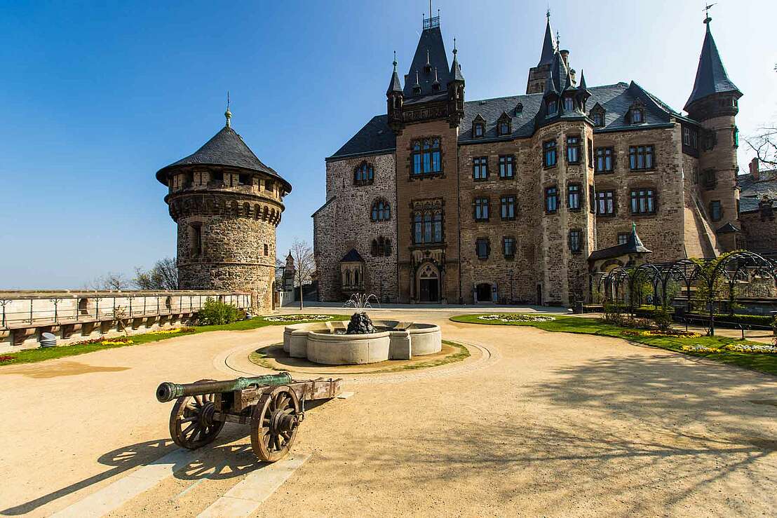 Schloss-Vorplatz mit Kanonen