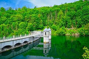 Staumauer der Talsperre Neustadt