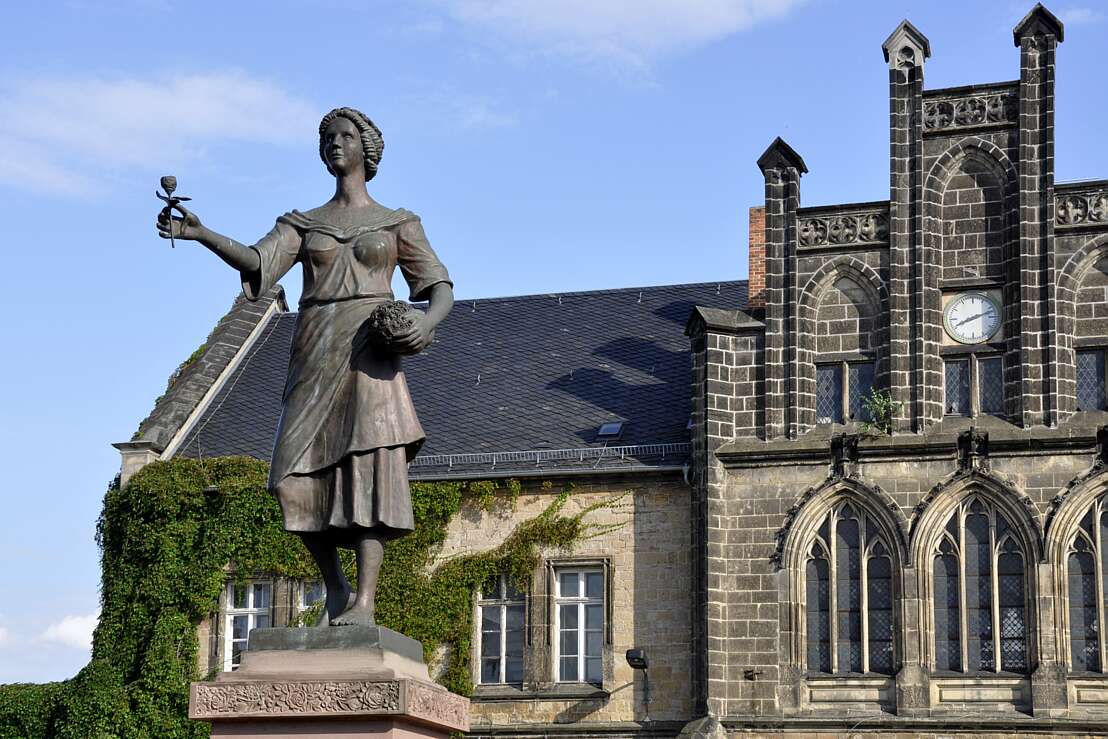 Skulptur der Göttin Flora vor dem Bahnhof