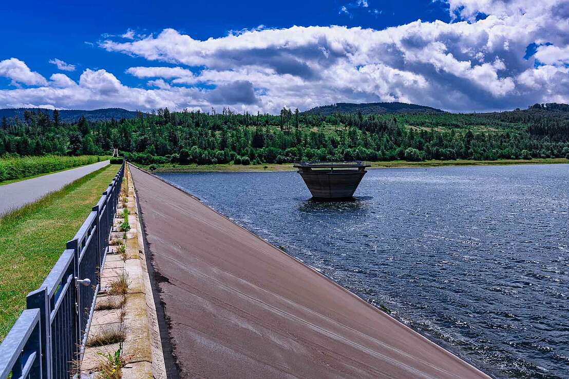 Auf der Staumauer am Innerste-Stausee