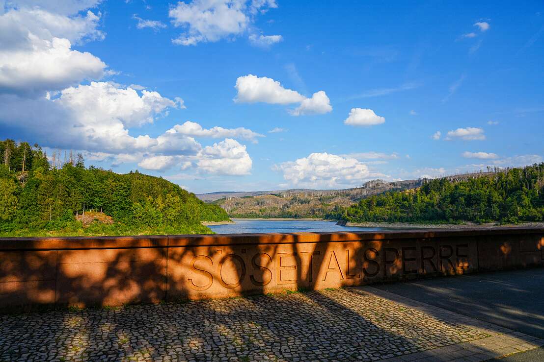 Auf der Staumauer der Sösetalsperre