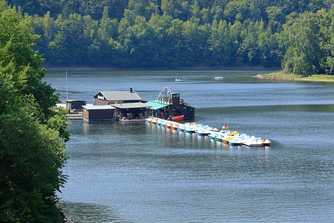 Tretboot-Anleger auf dem Stausee