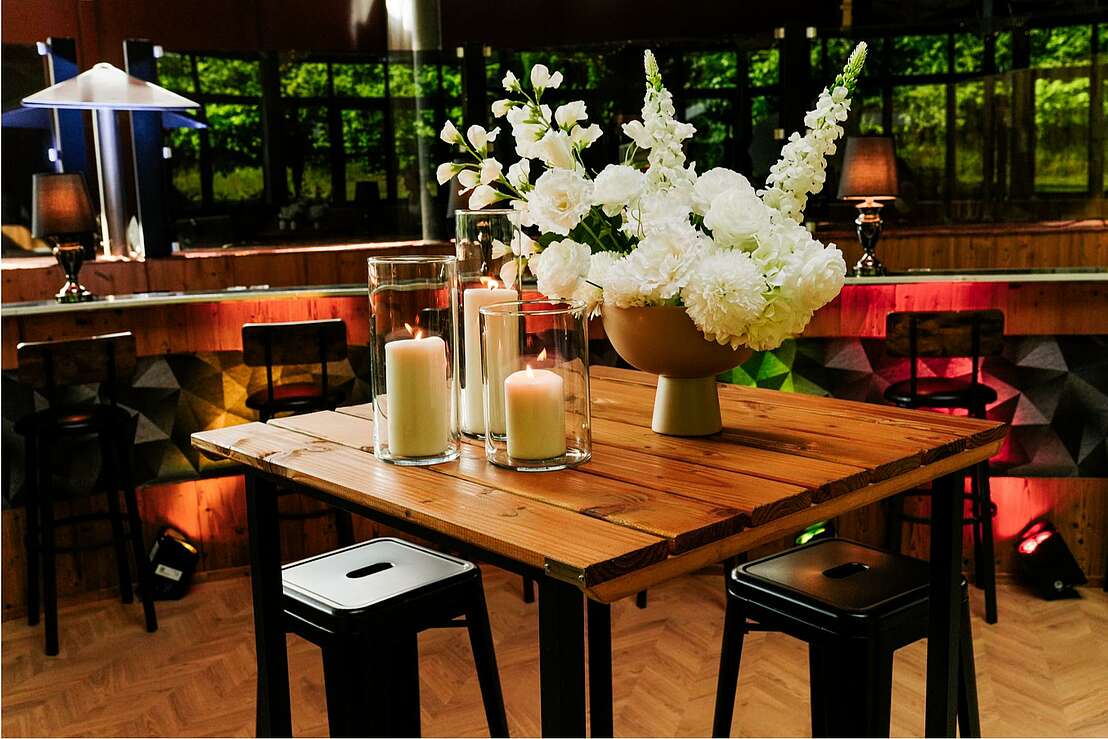 Stehtisch mit Dekoration im Eventsaal