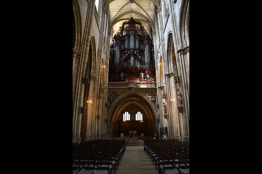Mittelschiff mit Orgel