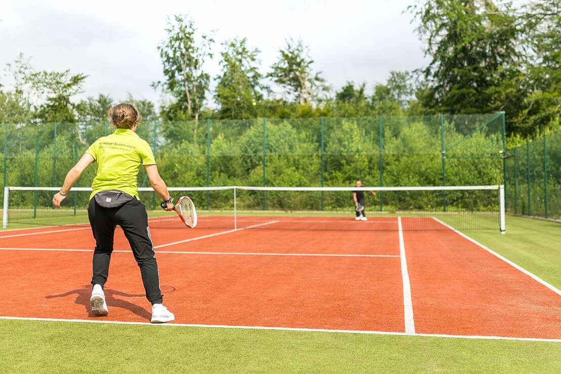 Zwei Tennisplätze und ein Multifunktionsplatz